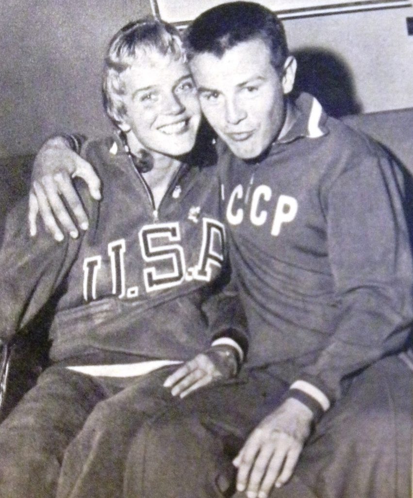 La ginnasta Doris Finch col pugile Boris Nikonorov, una delle “love-stories” inventate dai paparazzi. Dalla rivista Rotosei.