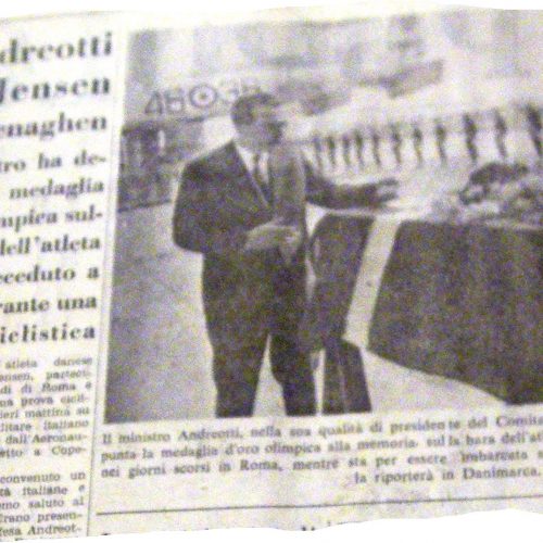 Il ministro della Difesa, Giulio Andreotti, depone una medaglia olimpica d'oro sulla bara di Jensen. Il Popolo, primo settembre 1960