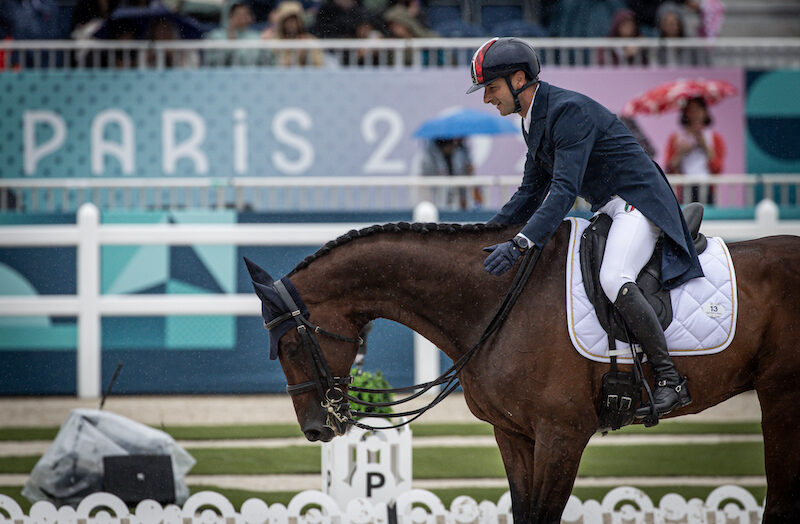 Emiliano Portale e il cavallo Fortune sul campo di gara di Versailles per le olimpiadi di Parigi 2024