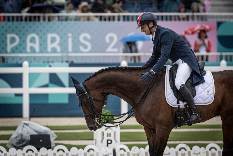 Emiliano Portale e il cavallo Fortune sul campo di gara di Versailles per le olimpiadi di Parigi 2024