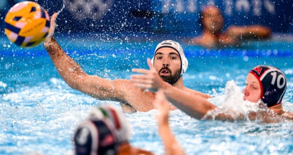 Squadra di pallanuoto italiana celebra la vittoria contro gli Stati Uniti a Parigi 2024