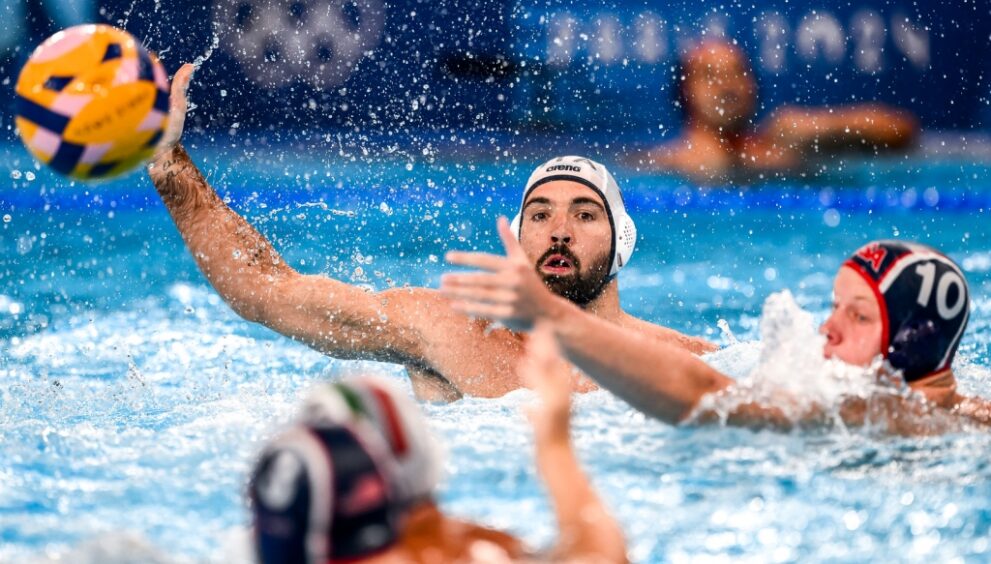 Squadra di pallanuoto italiana celebra la vittoria contro gli Stati Uniti a Parigi 2024