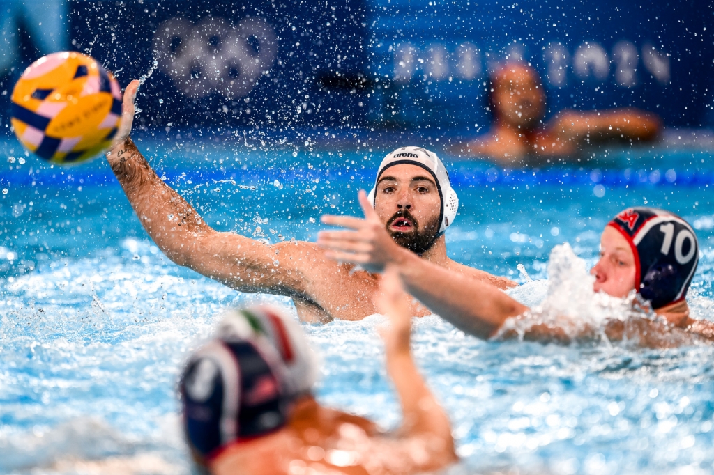 Squadra di pallanuoto italiana celebra la vittoria contro gli Stati Uniti a Parigi 2024