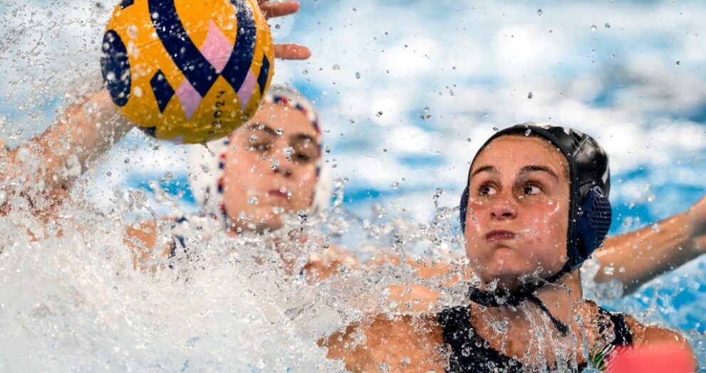 La Francia supera l'Italia in una partita di pallanuoto femminile a Parigi 2024