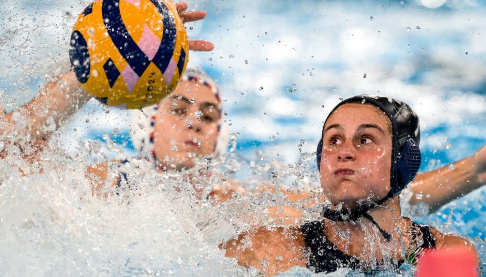 La Francia supera l'Italia in una partita di pallanuoto femminile a Parigi 2024