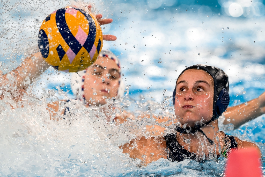 La Francia supera l'Italia in una partita di pallanuoto femminile a Parigi 2024