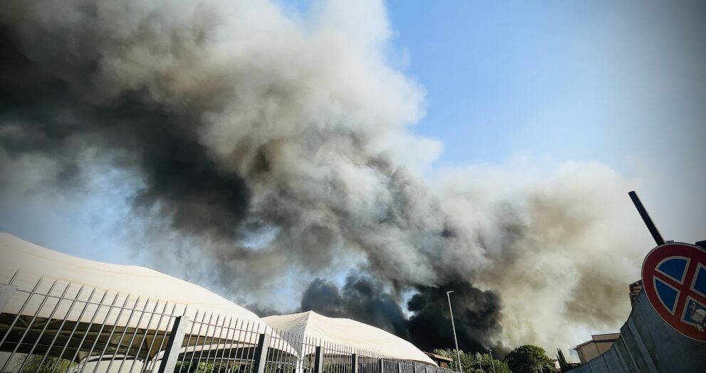 Colonna di fumo e fiamme alte durante l'incendio a Ponte Mammolo