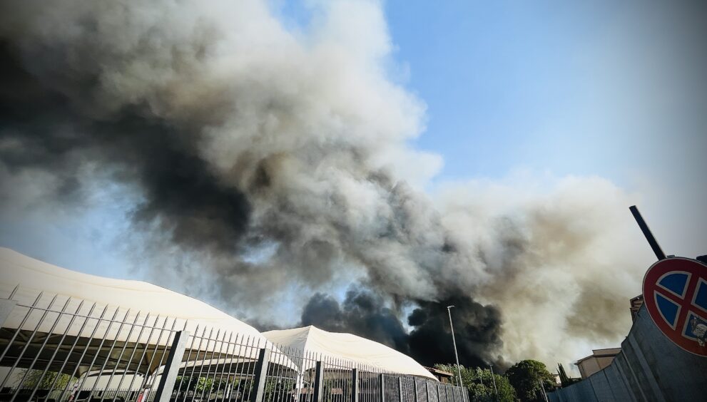 Colonna di fumo e fiamme alte durante l'incendio a Ponte Mammolo