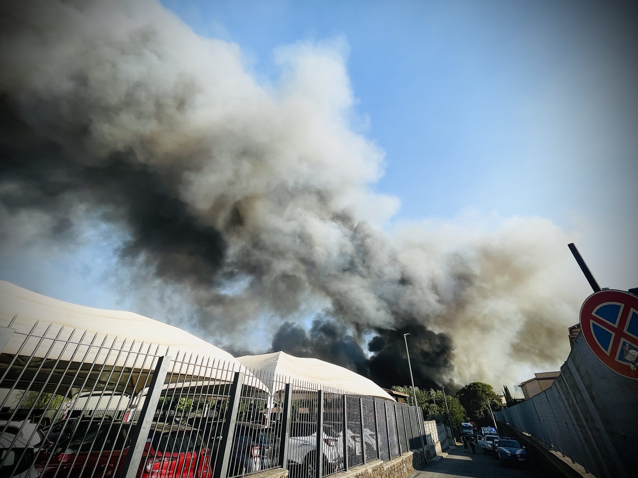 Colonna di fumo e fiamme alte durante l'incendio a Ponte Mammolo