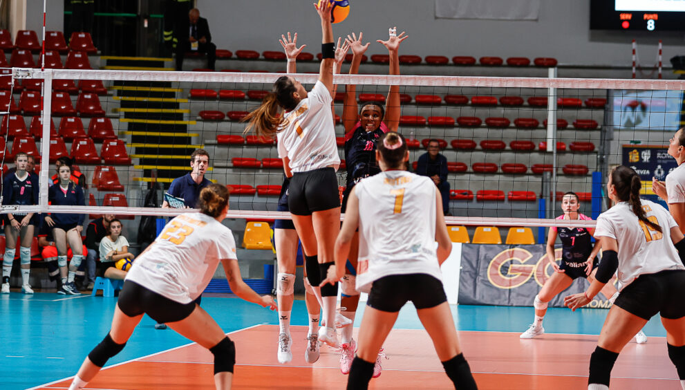 Roma Volley - Volley Academy Zurich per l’accesso alle semifinali della Wevza Cup. Claudia Provaroni in schiacciata a rete.