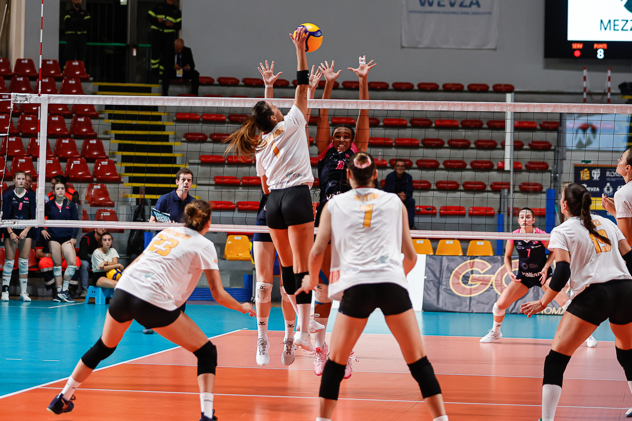 Roma Volley - Volley Academy Zurich per l’accesso alle semifinali della Wevza Cup. Claudia Provaroni in schiacciata a rete.