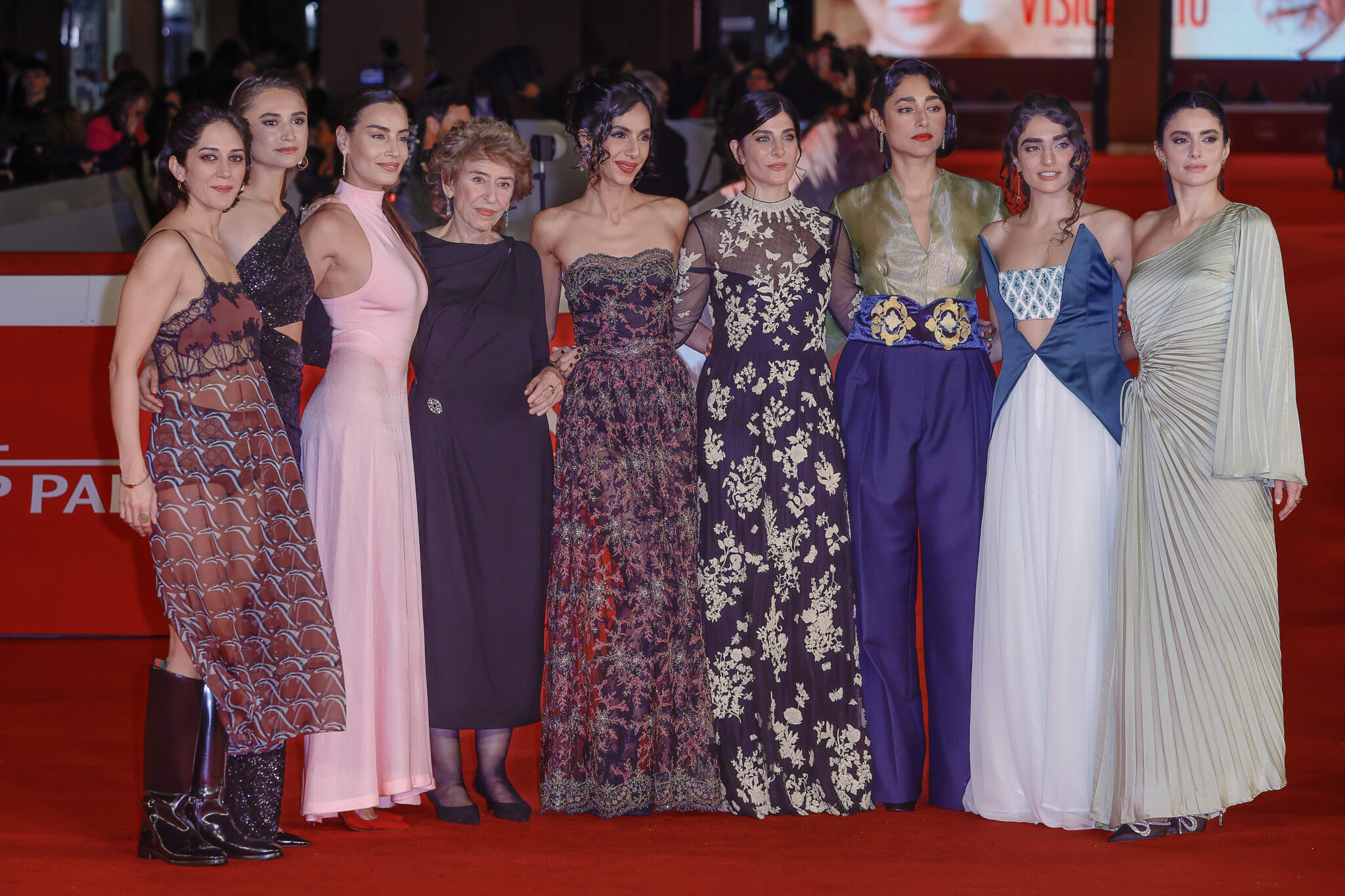 Abbraccio tra Golshifteh Farahani e Azar Nafisi al red carpet di "Leggere Lolita a Teheran" alla Festa del Cinema di Roma