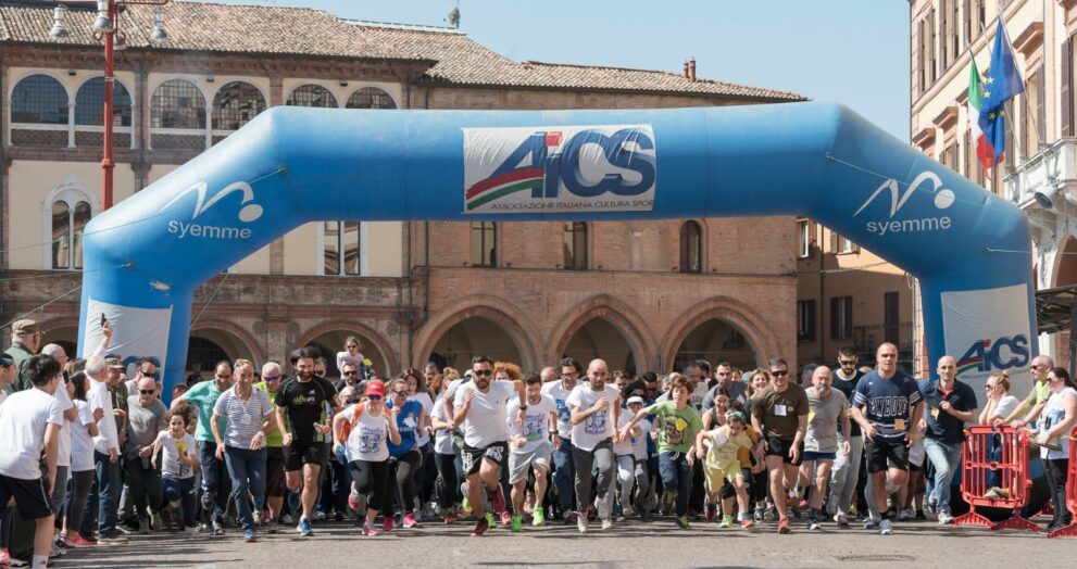 Una folla in partenza per una corsa di AICS