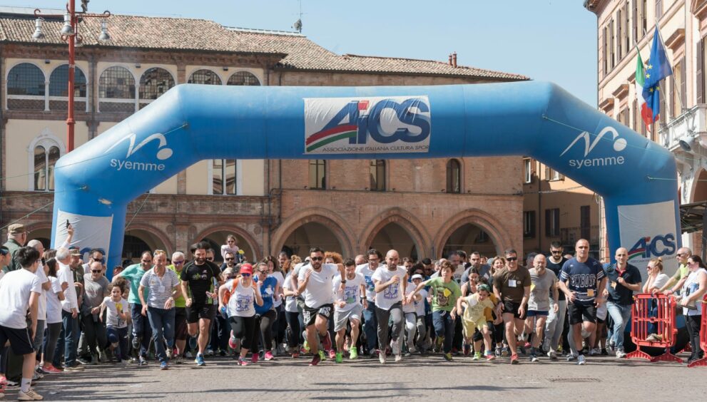 Una folla in partenza per una corsa di AICS