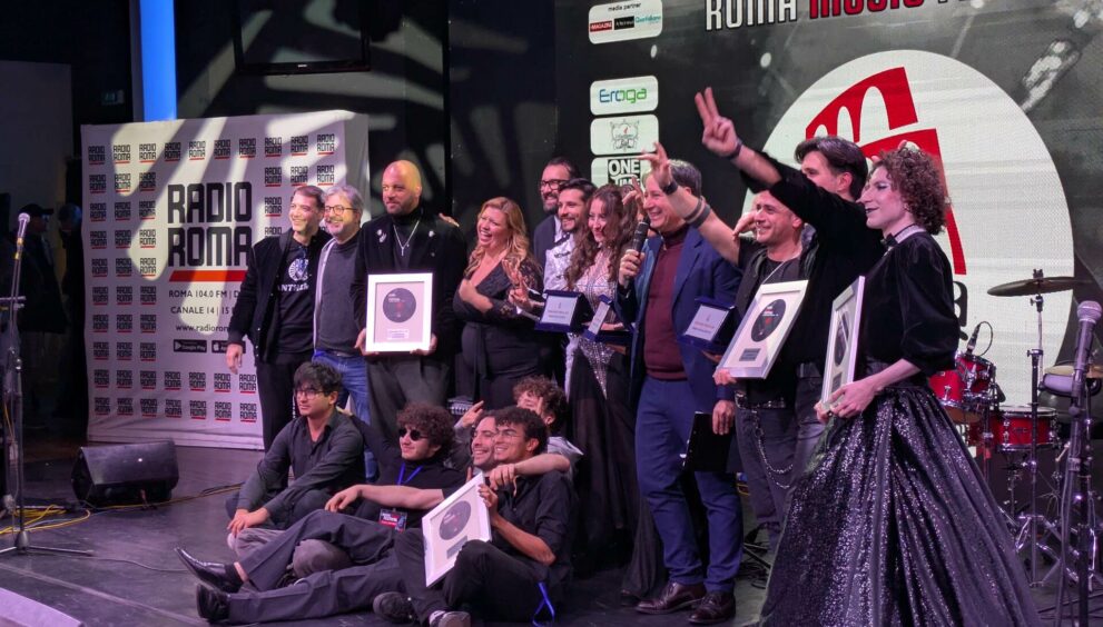 La foto finale della giuria con i vincitori del Roma Music Festival 2024