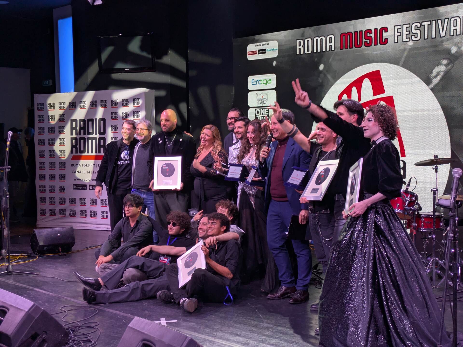 La foto finale della giuria con i vincitori del Roma Music Festival 2024